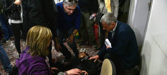 Ενταση έξω από το υπουργείο Υγείας στη συγκέντρωση της ΠΟΕΔΗΝ – Μια γυναίκα τραυματίστηκε [εικόνες]